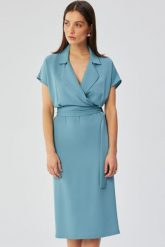 Elegancka sukienka ołówkowa z kołnierzem niebieska. Niebieskie sukienki damskie Sukienki.shop, do pracy, l, bez wzorów, z elastanu, biznesowe, bez kołnierzyka, bez ramiączek, midi, dopasowane. Za 349.00 zł.