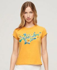 Superdry T-shirt damski Floral Scripted Cap Slv z materiałów z recyklingu. Żółte t-shirty damskie Superdry., bez wzorów, z bawełny, bez kołnierzyka. Za 158.10 zł.