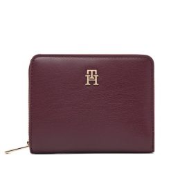 Portfel Tommy Hilfiger. Czerwone portfele damskie Tommy Hilfiger, bez wzorów. Za 249.99 zł.