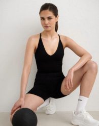 Damski biustonosz sportowy bezszwowy, z wyjmowanymi wkładkami Shape czarny. Czarne biustonosze sportowe damskie Aim'n, bez wzorów, z elastanu. Za 215.00 zł.