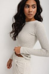 Dopasowany top z długim rękawem z prążkowanej dzianiny w kolorze LIGHT SILVER GREY - MOODY-XL. Szare topy damskie Marsala, s, bez wzorów, z bawełny, bez kołnierzyka. Za 129.90 zł.