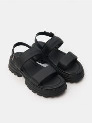 Sandały - czarny. Czarne sandały damskie Sinsay, bez wzorów, bez obcasa. Za 69.99 zł.