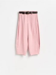 Spodnie barrel leg z paskiem - różowy. Czerwone spodnie materiałowe damskie Reserved, bez wzorów, z tkaniny. Za 139.99 zł.