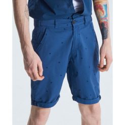Szorty z nadrukiem - Niebieski. Niebieskie szorty męskie Cropp, bez kołnierzyka. W wyprzedaży za 39.99 zł.