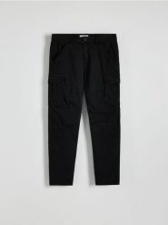 Spodnie cargo slim fit - czarny. Czarne spodnie materiałowe męskie Reserved, bez wzorów, z bawełny. W wyprzedaży za 89.99 zł.
