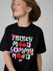 Дитячий t-shirt loose з принтом - чорний. Koszulki dziewczęce 4f, bez wzorów, bez kołnierzyka. Za 579.90 zł.