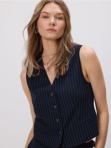 Garniturowa kamizelka z wiskozą - granatowy. Niebieskie kamizelki damskie Reserved, l, z tkaniny. W wyprzedaży za 39.99 zł.