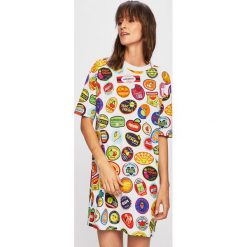 Love Moschino - Sukienka. Białe sukienki damskie Love Moschino, na co dzień, m, bez wzorów, z bawełny, casualowe, bez kołnierzyka, bez ramiączek, mini, proste. W wyprzedaży za 579.90 zł.
