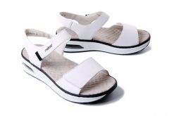 RIEKER 65663-80 white, sandały damskie. Białe sandały damskie Rieker, bez wzorów, bez obcasa. Za 263.92 zł.