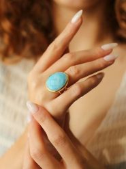 L'Atelier de Gaia Pozłacany pierścionek z opalem rozmiar: onesize. Niebieskie pierścionki damskie L'Atelier de Gaia, z opalem, pozłacane. Za 34.99 zł.