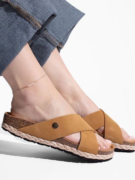 BAYTON Skórzane klapki "Burgos" w kolorze jasnobrązowym rozmiar: 39. Brązowe klapki damskie Bayton, bez wzorów, ze skóry, bez obcasa. Za 216.73 zł.