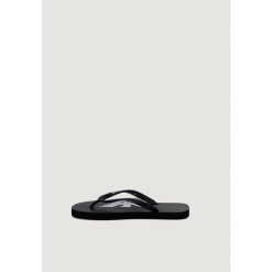 Japonki Kobieta EMPORIO ARMANI CONNECTED UNISEX swimwear. Czarne klapki damskie EMPORIO ARMANI CONNECTED, bez wzorów, bez obcasa. W wyprzedaży za 224.80 zł.