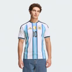 Koszulka podstawowa Argentina 26 Home Messi. Białe t-shirty sportowe męskie Adidas, bez ramiączek, do piłki nożnej, climacool (adidas). Za 479.00 zł.