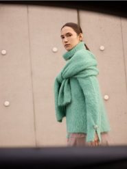 Miękki sweter z wełną - miętowy. Zielone swetry klasyczne damskie Reserved, l, z dzianiny, bez kołnierzyka. W wyprzedaży za 259.99 zł.