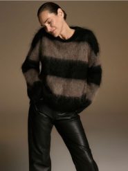 Sweter z moherem - wielobarwny. Swetry klasyczne damskie Reserved, l, z dzianiny, bez kołnierzyka. Za 359.99 zł.