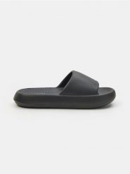 Piankowe klapki - czarny. Czarne klapki damskie Sinsay, bez wzorów, bez obcasa. Za 29.99 zł.