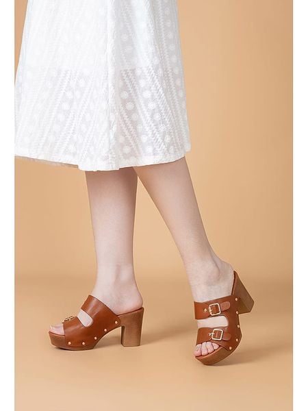 Foreverfolie Klapki w kolorze karmelowym rozmiar: 40. Brązowe klapki damskie Foreverfolie, bez wzorów, bez obcasa. Za 142.45 zł.