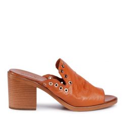 Klapki QUAZI. Brązowe klapki damskie QUAZI, bez wzorów, bez obcasa. Za 179.99 zł.