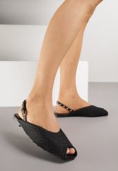 Czarne Sandały Ozdobione Plecionką i Aplikacjai Hellia. Czarne sandały damskie Born2be, z aplikacjami, z jeansu, bez obcasa, na płaskiej podeszwie. Za 99.99 zł.