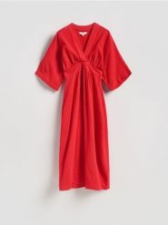 Muślinowa sukienka midi - czerwony. Czerwone sukienki damskie Reserved, l, bez wzorów, z bawełny, bez kołnierzyka, bez ramiączek, midi, rozkloszowane. Za 179.99 zł.