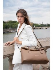 Maison héritage PARIS Skórzana torebka "Karen" w kolorze beżowym - 41 x 25 x 14 cm rozmiar: onesize. Brązowe torebki klasyczne damskie maison héritage PARIS, bez wzorów, z materiału, bez dodatków. Za 355.93 zł.