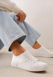 Białe Trampki VICES na Żłobionej Platformie Zdobione Trójkątną Aplikacją Lorerina. Białe trampki i tenisówki damskie Renee, z aplikacjami, z materiału. Za 69.99 zł.