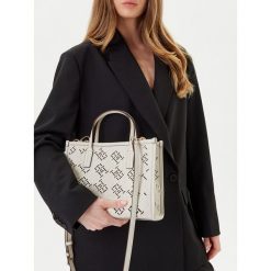 Torebka Tommy Hilfiger. Białe torebki klasyczne damskie Tommy Hilfiger, bez wzorów, bez dodatków. Za 339.99 zł.