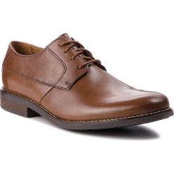 Półbuty CLARKS - Becken Plain 261241757 Tan Leather. Brązowe buty wizytowe męskie Clarks, z materiału, bez zapięcia. W wyprzedaży za 199.00 zł.