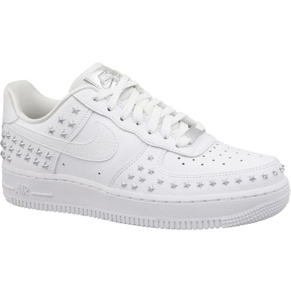 Buty sportowe Sneakersy damskie, Air Force 1 '07 XX Studded. Białe buty sportowe na co dzień damskie Nike, bez wzorów, ze skóry, trekkingowe, nike air force. Za 499.99 zł.