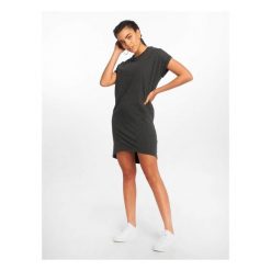 Damska sukienka t-shirtowa Urban Classics Agung. Szare sukienki damskie Urban Classics, na co dzień, s, bez wzorów, sportowe, bez kołnierzyka, bez ramiączek, sportowe. Za 175.50 zł.