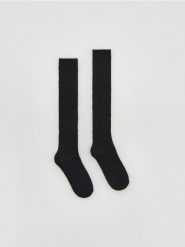 Długie podkolanówki - czarny. Czarne skarpetki damskie Reserved, bez wzorów. Za 29.99 zł.