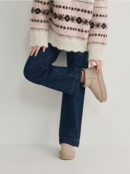 Skórzane śniegowce na platformie - beżowy. Brązowe śniegowce damskie Reserved, ze skóry. W wyprzedaży za 69.99 zł.