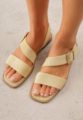 Żółte Płaskie Sandały z Asymetrycznym Paskiem i Dużą Klamrą Zellova. Żółte sandały damskie Born2be, bez wzorów, z koronki, bez obcasa, na płaskiej podeszwie. Za 99.99 zł.