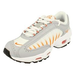 Buty sportowe Nike BQ9810 108 Szary. Białe obuwie do biegania damskie Nike. Za 492.99 zł.