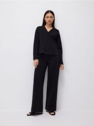 Spodnie z bawełną - czarny. Czarne spodnie materiałowe damskie Reserved, bez wzorów, z bawełny. Za 99.99 zł.