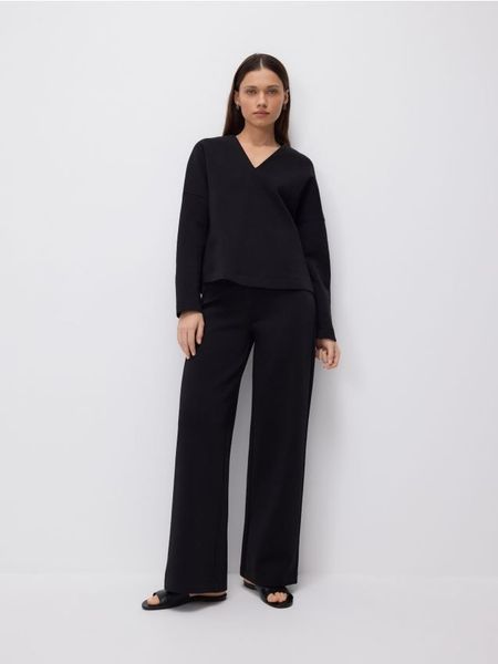 Spodnie z bawełną - czarny. Czarne spodnie materiałowe damskie Reserved, bez wzorów, z bawełny. Za 99.99 zł.