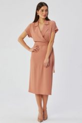 Elegancka sukienka ołówkowa z kołnierzem różana. Czerwone sukienki damskie Stylove, do pracy, xl, bez wzorów, biznesowe, bez kołnierzyka, bez ramiączek, dopasowane. Za 349.00 zł.