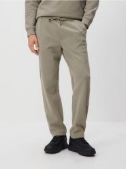 Spodnie jogger straight - beżowy. Brązowe spodnie materiałowe męskie Reserved, bez wzorów, z bawełny. Za 129.99 zł.