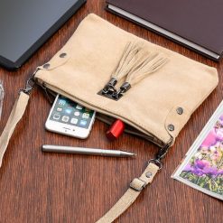 Torebka damska mała wizytowa zamszowa beige miękka pasek regulowany X52. Brązowe torebki klasyczne damskie bez wzorów, z zamszu, wizytowe, bez kołnierzyka, bez ramiączek. Za 84.90 zł.