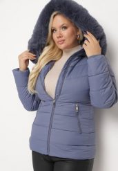 Niebieska Pikowana Kurtka z Odpinanym Kapturem z Futerkiem Savessia. Niebieskie kurtki damskie Born2be, l, bez wzorów, z futra. Za 219.99 zł.