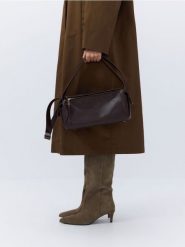 Torebka bowling z paskiem - ciemnobrązowy. Brązowe torebki klasyczne damskie Reserved, bez wzorów, ze skóry, bez dodatków. W wyprzedaży za 99.99 zł.