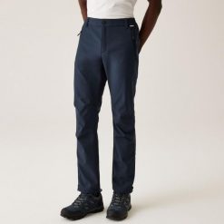 Męskie spodnie softshellowe Geo II. Niebieskie spodnie materiałowe męskie Regatta, bez wzorów, z softshellu, sportowe. W wyprzedaży za 278.65 zł.