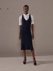 Rodier Sukienka w kolorze czarnym rozmiar: M. Czarne sukienki damskie Rodier, na co dzień, m, bez wzorów, klasyczne, bez kołnierzyka, bez ramiączek, midi, proste. Za 260.99 zł.