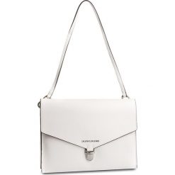 Torebka CALVIN KLEIN JEANS - Sculpted Shoulder Bag K60K605239 102. Białe torebki klasyczne damskie Calvin Klein Jeans, bez wzorów, z jeansu, bez dodatków. W wyprzedaży za 359.00 zł.