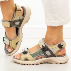 Szare skórzane sandały damskie Unisoft 18-56. Szare sandały damskie Unisoft, bez wzorów, z materiału, bez obcasa, na płaskiej podeszwie. Za 219.00 zł.