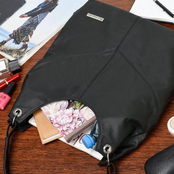 Czarna damska skórzana torebka worek na ramię Beltimore 970. Czarne torebki klasyczne damskie bez wzorów, bez dodatków. Za 250.99 zł.