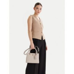 Torebka Guess. Brązowe torebki klasyczne damskie Guess, z aplikacjami, bez dodatków. Za 492.99 zł.