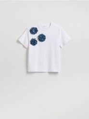 T-shirt z kwiatową aplikacją - biały. Białe t-shirty damskie Reserved, l, z aplikacjami, z bawełny, bez kołnierzyka. Za 79.99 zł.