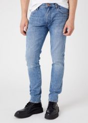 WRANGLER LARSTON MĘSKIE SPODNIE JEANSOWE LIGHT INDIGO W18S59X4E 112324511. Niebieskie spodnie materiałowe męskie Wrangler, bez wzorów, z jeansu. Za 239.99 zł.