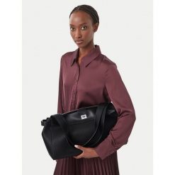 Torebka Calvin Klein. Czarne torebki klasyczne damskie CALVIN KLEIN, bez wzorów, bez dodatków. Za 649.99 zł.